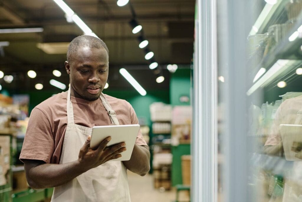 Commerçant utilisant une caisse enregistreuse avec TPE intégré