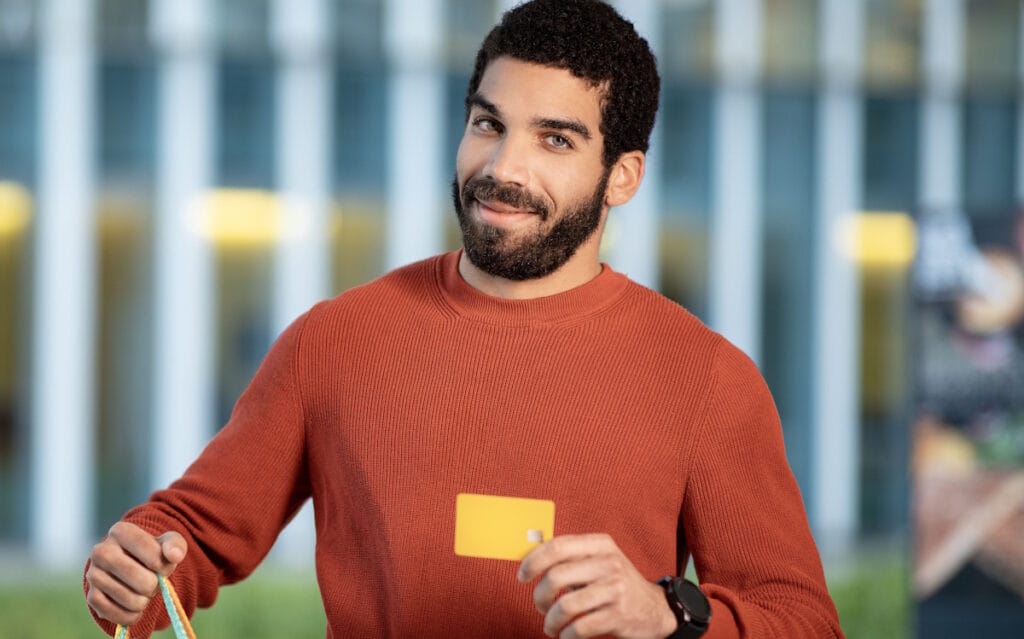 Commerçant souriant acceptant un paiement par carte bancaire