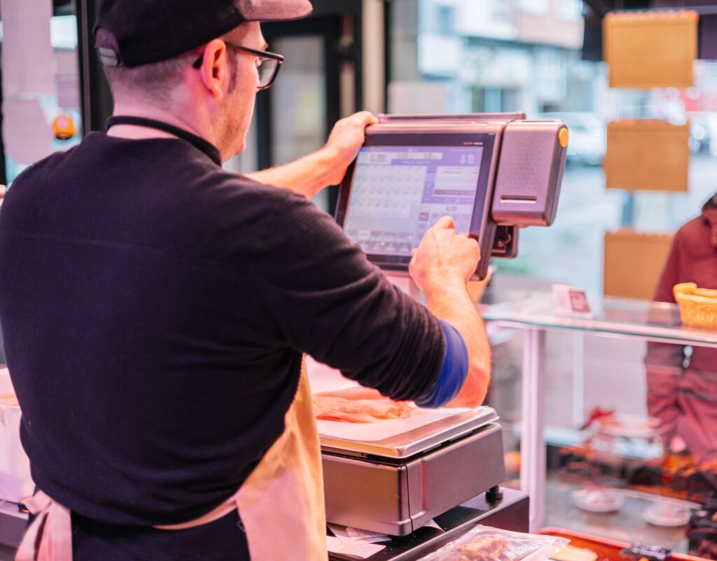Caisse enregistreuse tactile moderne en magasin pour optimiser les ventes et la gestion des stocks