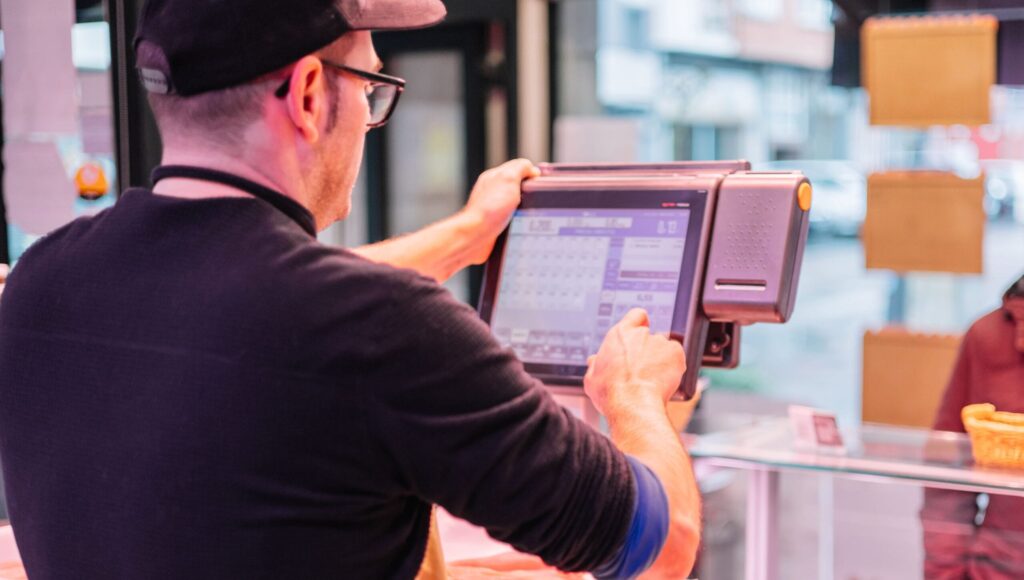 Caisse enregistreuse tactile moderne en magasin pour optimiser les ventes et la gestion des stocks