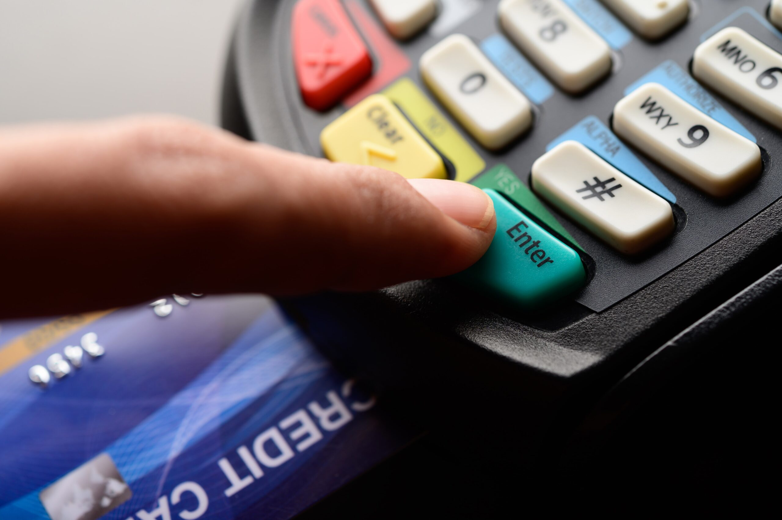 Commerçant utilisant une caisse tactile pour gérer les paiements et les promotions dynamiques