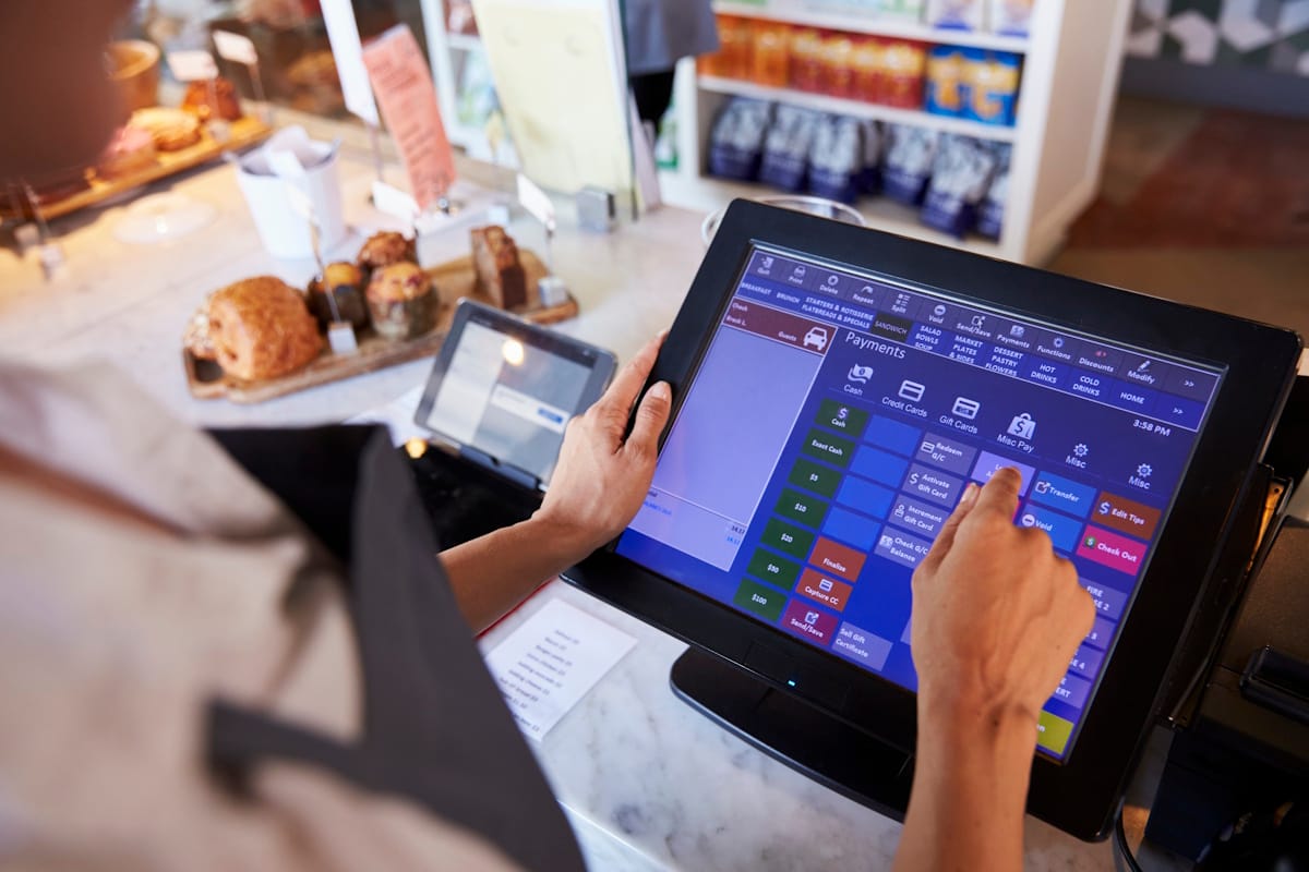  Utilisation d'une caisse tactile moderne dans un restaurant pour gérer les stocks et les paiements 