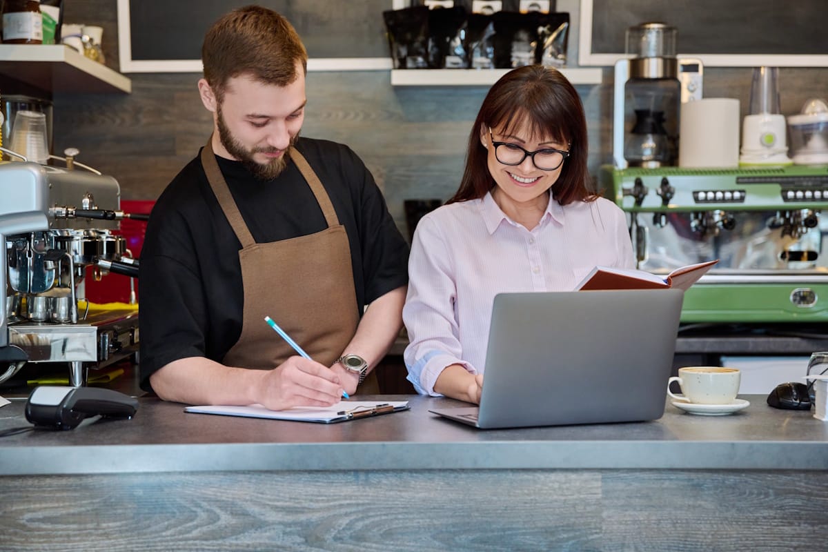  Équipe de café utilisant un ordinateur et un logiciel de caisse pour optimiser la gestion des stocks 