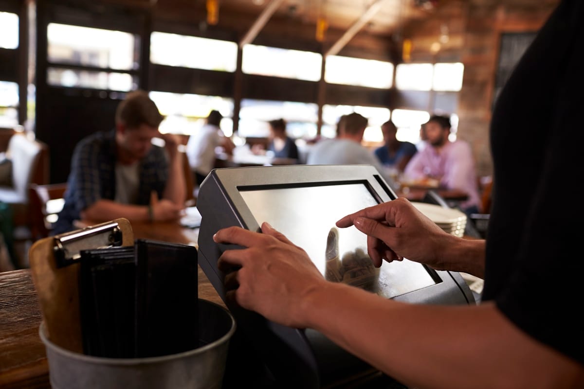  Un restaurateur utilise une caisse enregistreuse tactile adaptée à ses besoins