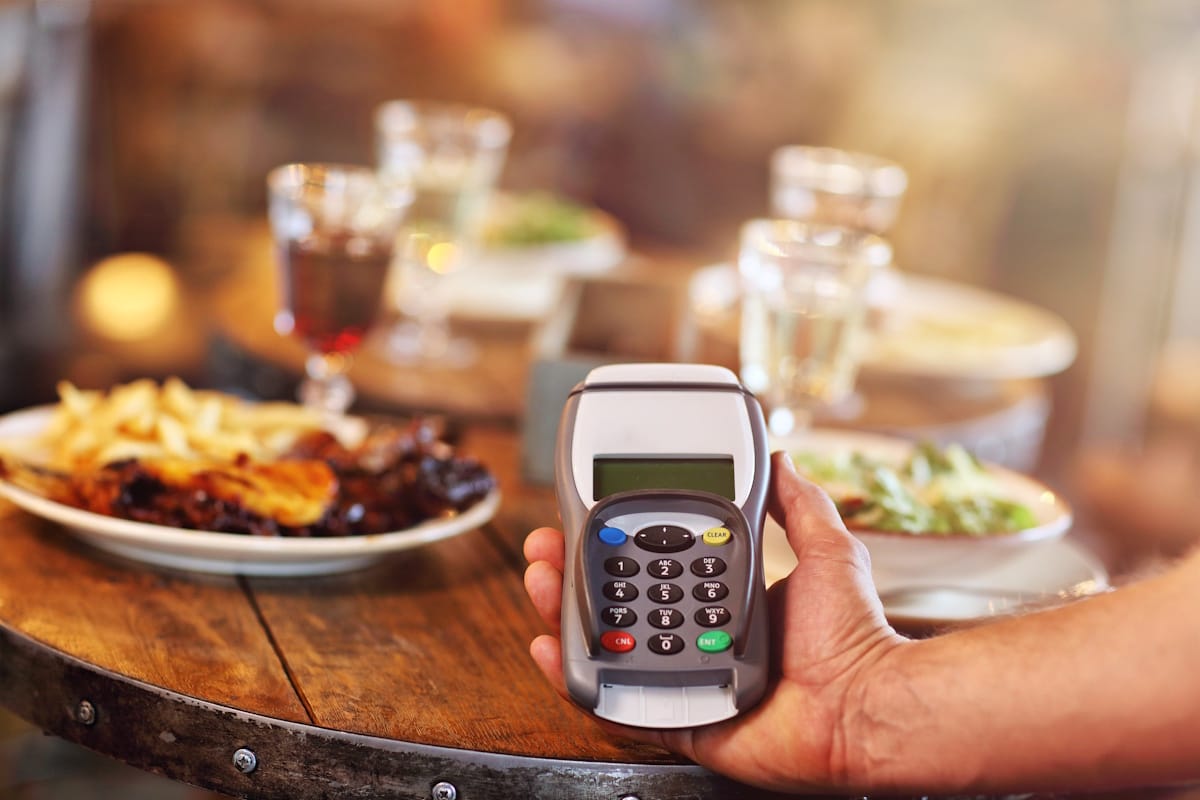  Présentation d’un terminal de paiement (TPE) 2026 au moment de payer en terrasse