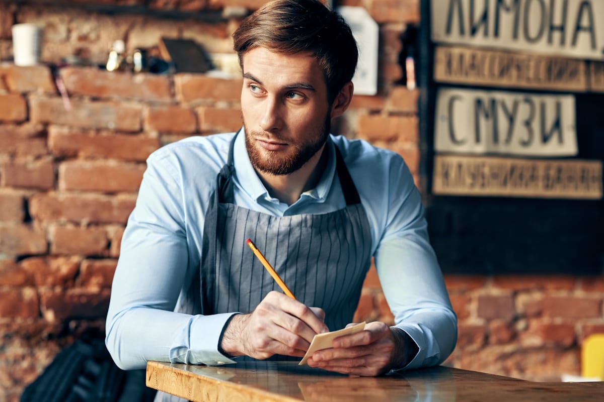  Un commerçant réfléchit à l'achat d'un terminal de paiement fixe ou mobile