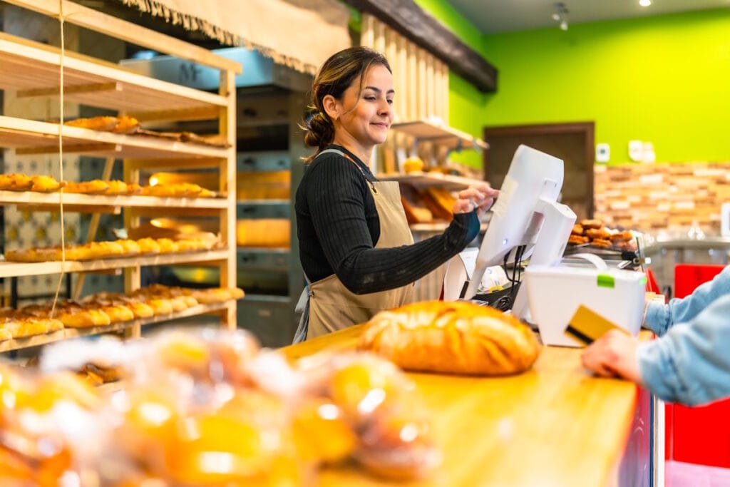 Boulangère satisfaite de son contrat monétique commerçant