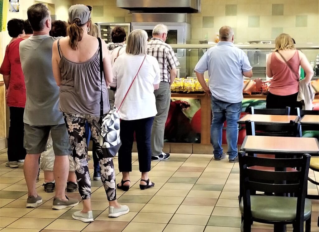 Des clients agacés attendent que le terminal de paiement électronique fonctionne