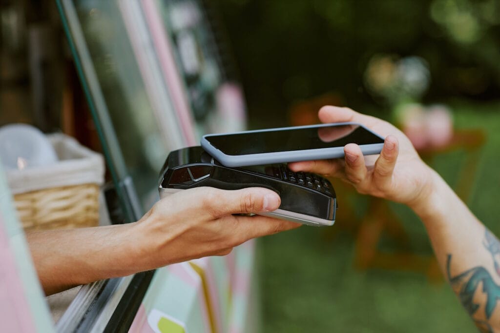 Paiement de commande sur un TPE portable au food truck