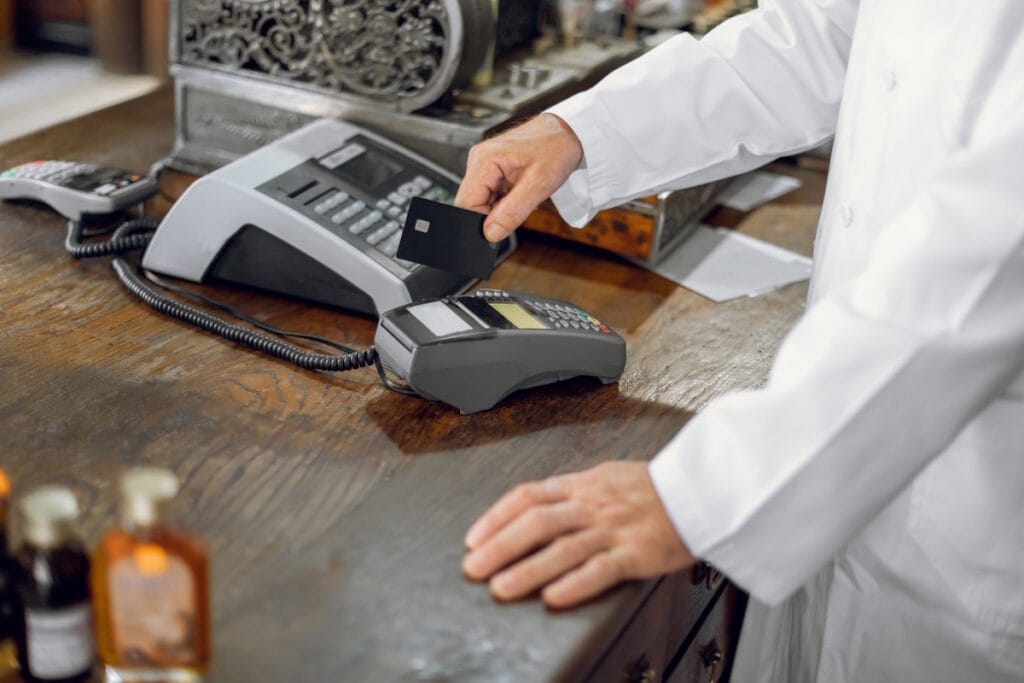 Un pâtissier encaisse un paiement CB sur le TPE