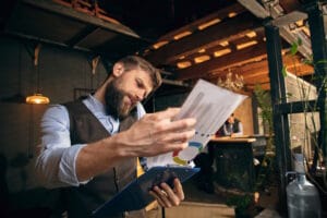 Patron de bar étudie les clauses de son contrat monétique