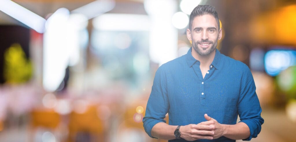 Jeune responsable d'entreprise souriant debout dans un restaurant