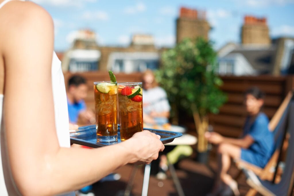 Vue d'un plateau avec deux boissons fraîches sur une terrasse à ciel ouvert