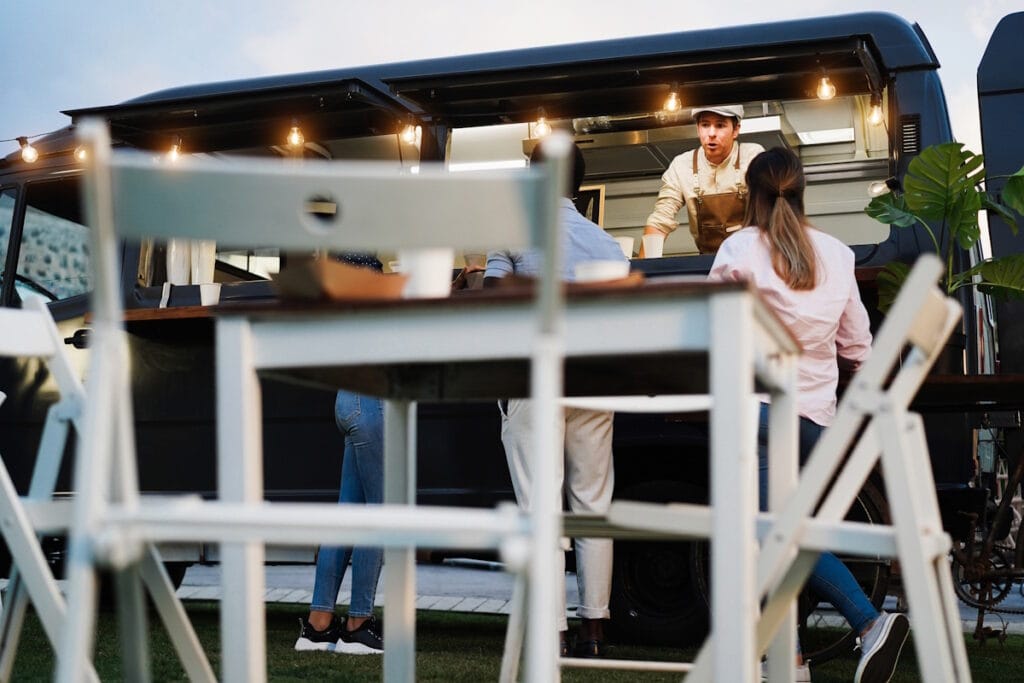 Vue en contre-bas de la terrasse d'un food-truck