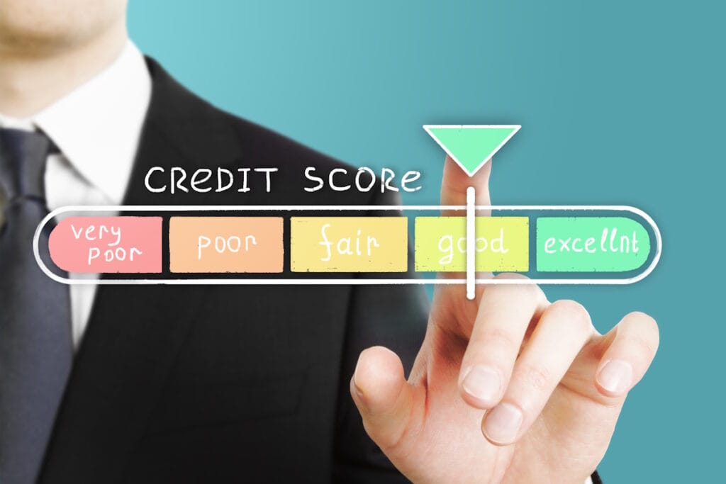 Gros plan sur une main qui désigne une échelle de score de solvabilité