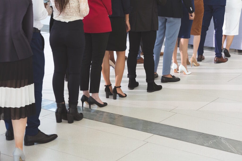 Des clients font la queue pour payer dans un commerce
