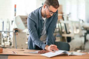 Jeune artisan étudie une proposition de contrat monétique