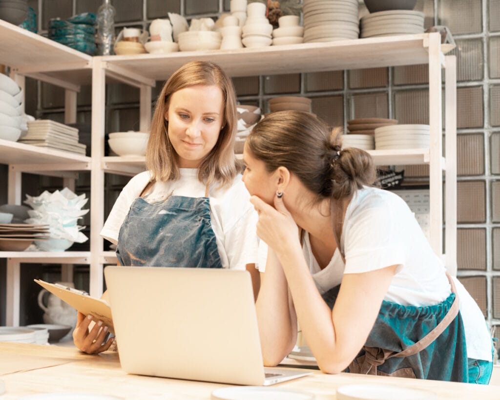 Deux jeunes commerçantes échangent sur les tarifs du contrat monétique de la boutique