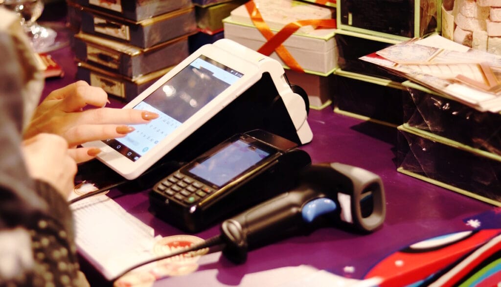 Caisse enregistreuse et TPE deux sur un comptoir de commerçant