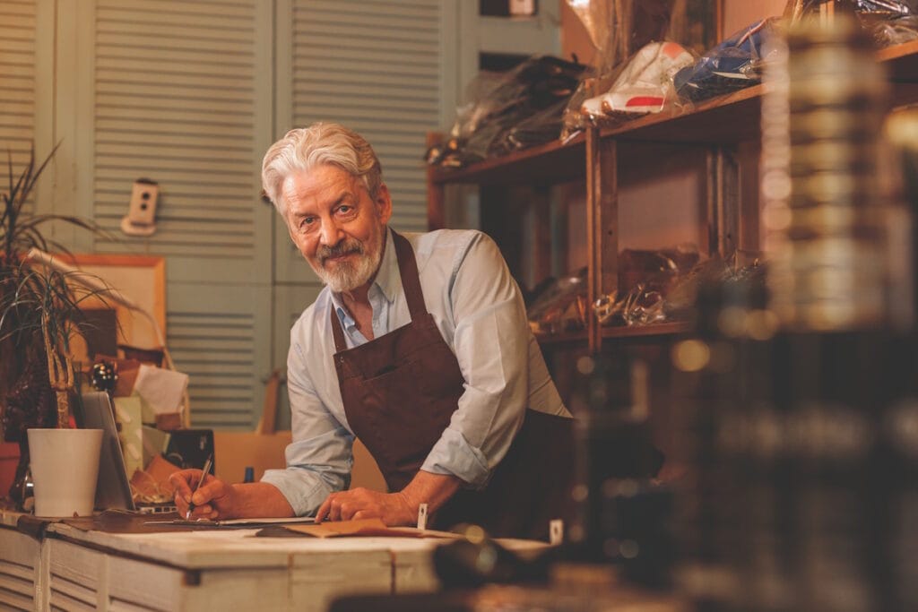 Artisan expérimenté souriant