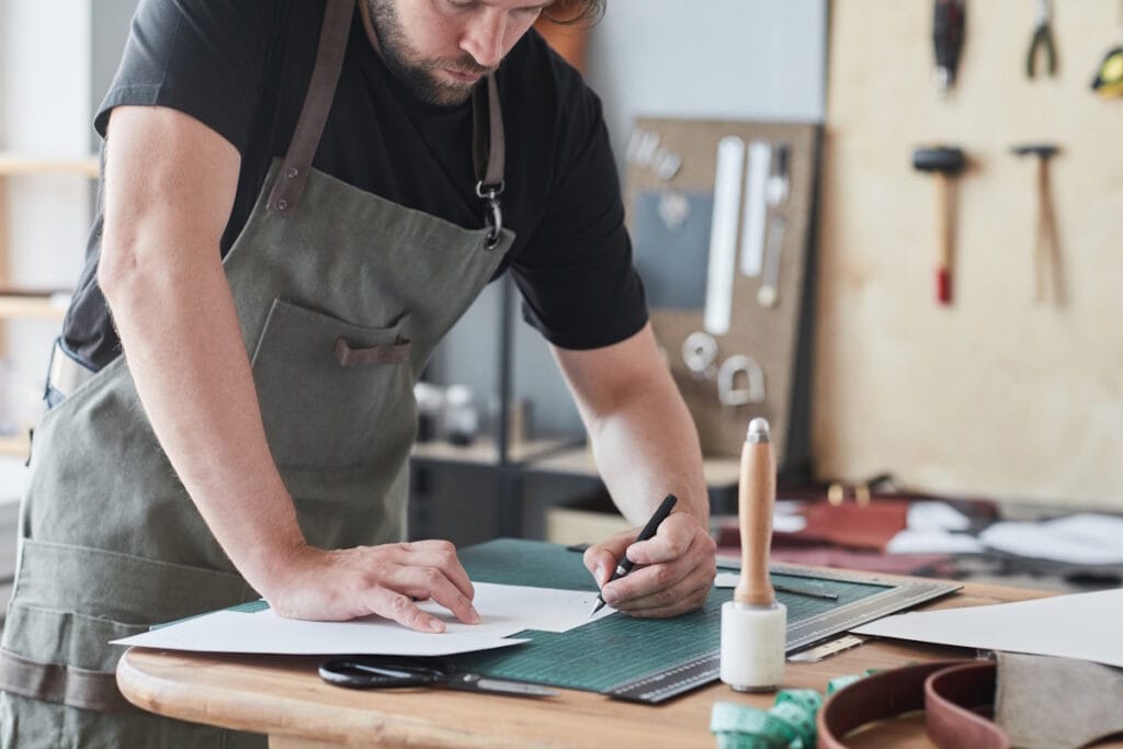 Un artisan compare des offres de contrat monétique