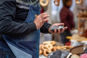 Un artisan calcule ses frais de contrat CB